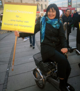 Sr Maria Schneider auf Demo